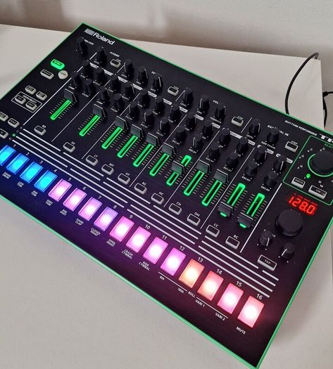 Roland TR 8 Rhythm Performer Drum Machine Excellent Condition