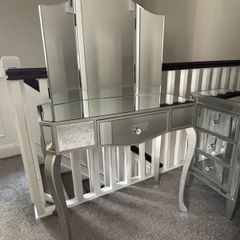 Mirrored Bedroom Furniture