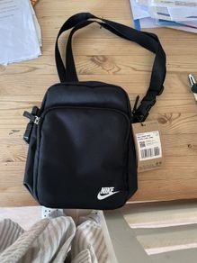 Nike 4L crossbody bag