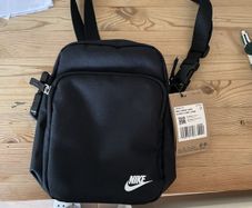 Nike 4L crossbody bag