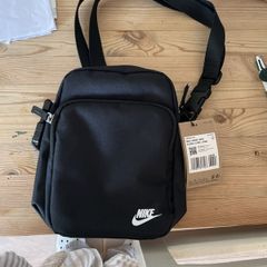 Nike 4L crossbody bag