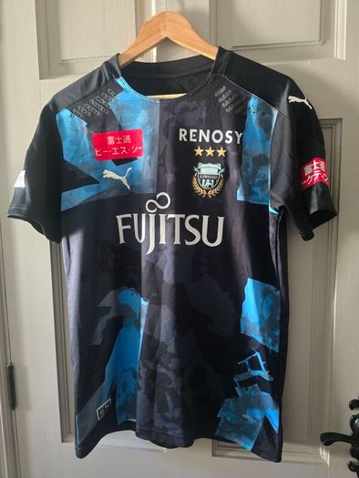 Football shirts (10 shirts all size M)