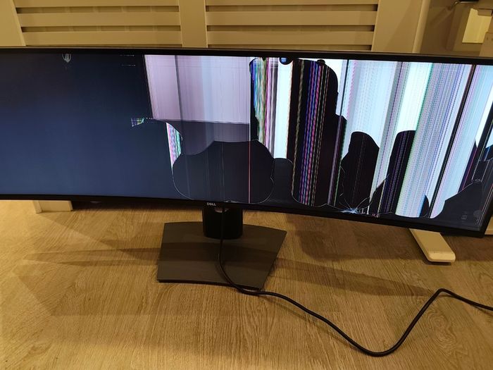 Dell curved 49 inches monitor for parts or repair SCREEN SHATTERED