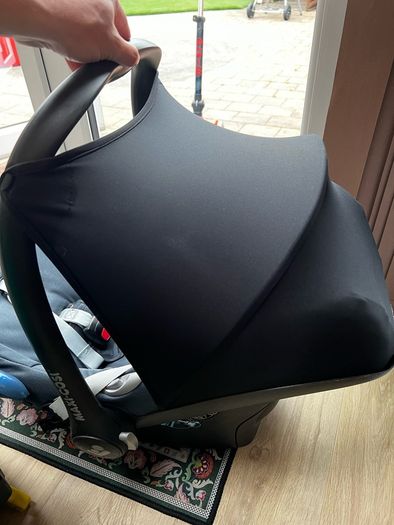 Maxi Cosi car seat + 2 iso fix bases
