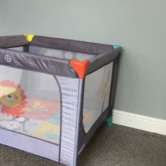 Folding playpen