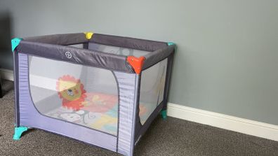 Folding playpen