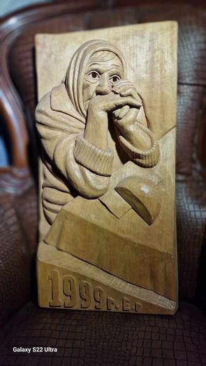Sculptures, portraits made of wood.