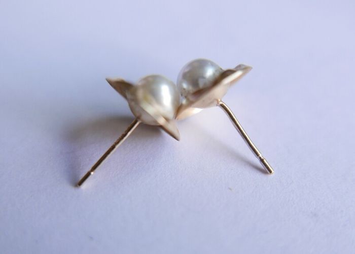 Vintage Solid 9ct Yellow Gold 375 Pearl Earrings.  08g.