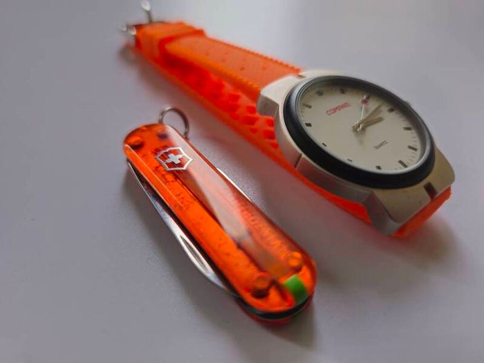 Vintage Compaq Quartz Watch with Matching colours Victorinox 58mm Swiss Army Knife Combo