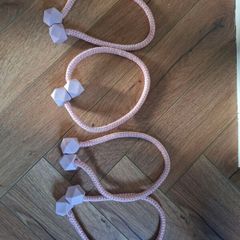 Magnetic curtain ties