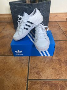Adidas boys runners white size 3