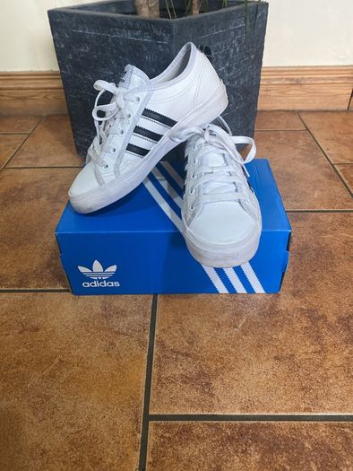 Adidas boys runners white size 3