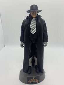 wwe elite Wrestlemania 34 The Undertaker with entrance greats clothing & stand action figure