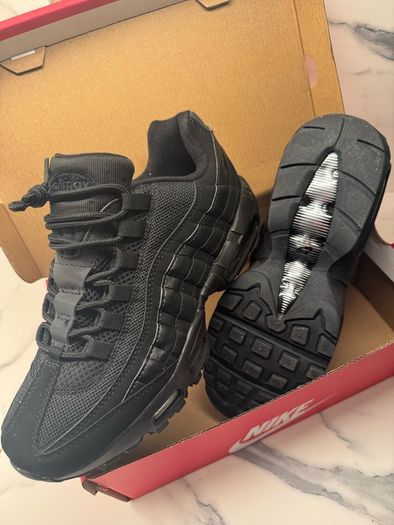 Nike Airmax 95 triple black 7.5UK