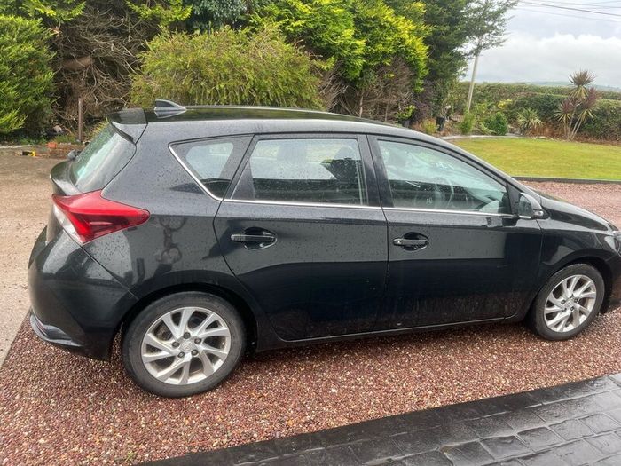 Black Toyota Auris 2016