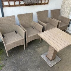 garden table and chairs