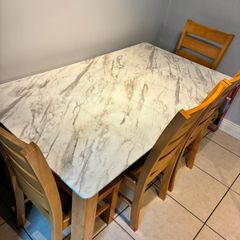 Dining Room Table & Chairs