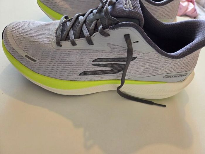 sketchers running shoes