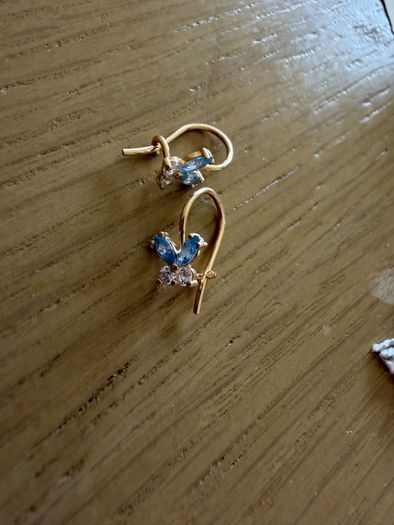 gold earrings