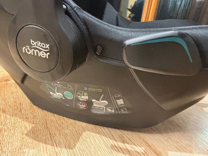 Baby seat Britax Romer Baby safe core birth -83cm car seat and isofix bought new May 2024