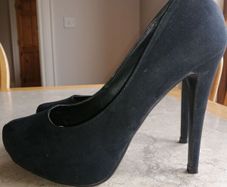 Dorothy Perkins round toe hight heel stilettos Size 5 UK women's suaede material Excellent condition worned a hand full of times 4.5 inch heel