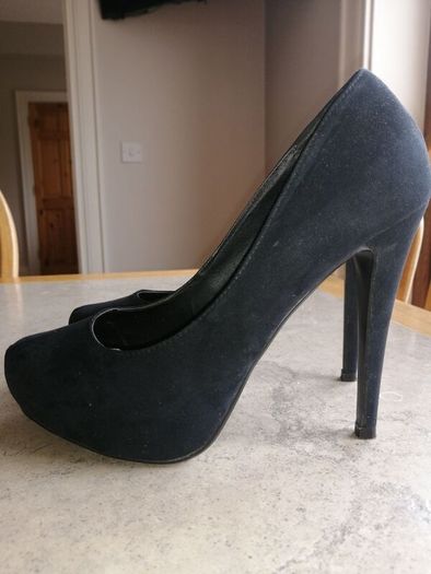 Dorothy Perkins round toe hight heel stilettos Size 5 UK women's suaede material Excellent condition worned a hand full of times 4.5 inch heel