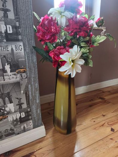 flower vase with artificial flowers