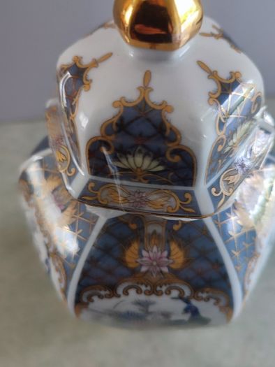 Japanese hand-decorated  Japanese Porcelain Meiji Style Peacocks Vase Urn With Gilt Domed Lid