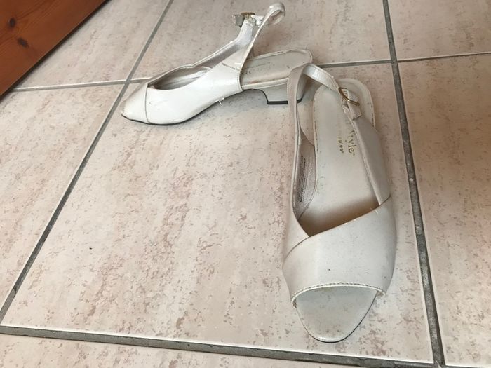 (Lot of 25) Ladies' Shoes Size 3/36