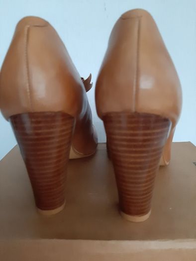 Beautiful new genuine leather Rocha John Rocha shoes