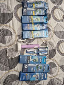 Oral B electric toothbrush and 30 heads
