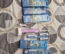 Oral B electric toothbrush and 30 heads