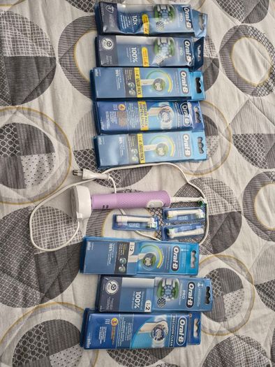 Oral B electric toothbrush and 30 heads