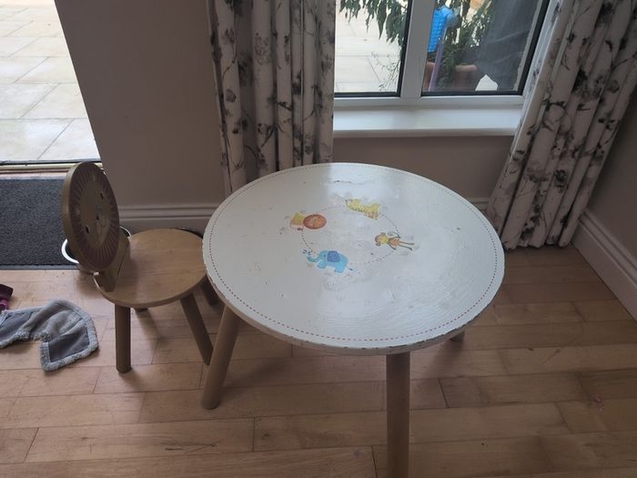 kids table and chair