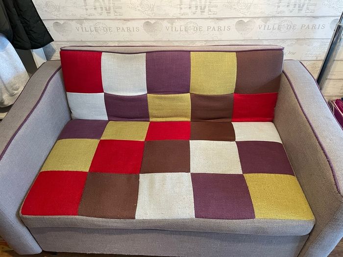 Couch- Pull out bed