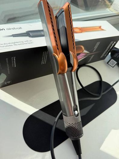 Dyson Airstrait
