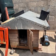 Large Dog Box with wheels and removable roof