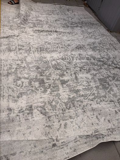 Large modern style rug (brand new)
