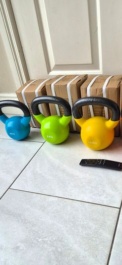 brand new 2x8kilo cast iron kettlebells