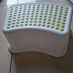 Children's bathroom step / stool