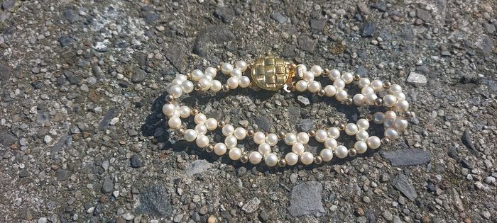 Vintage jewelry is sold individually for 5 to 10 euros