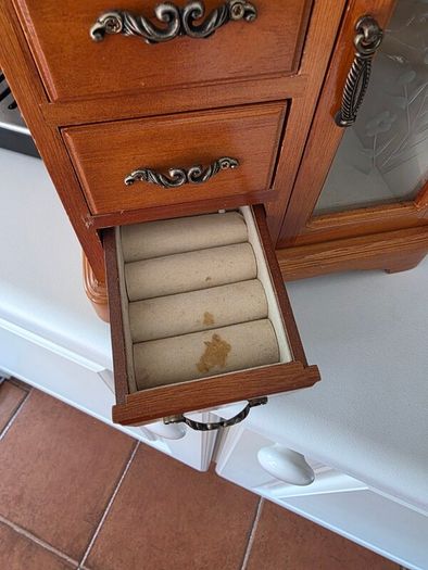 Jewelry box