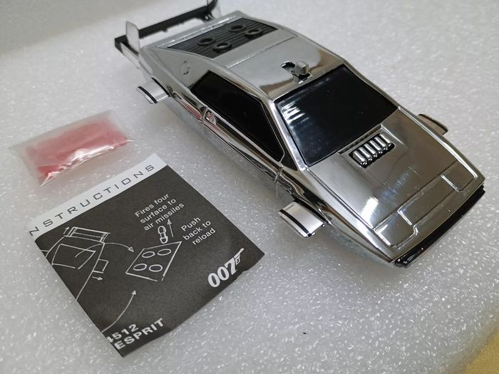 Corgi James Bond Attache Case with 8  Chrome Bond Cars