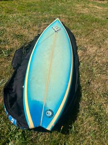 Surfboard with boardbag and fins