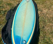Surfboard with boardbag and fins
