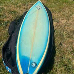 Surfboard with boardbag and fins