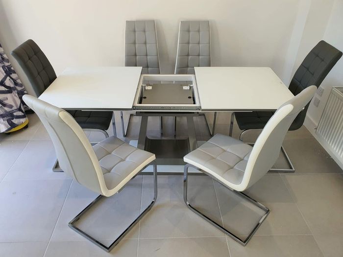 Linda extendable dining table with chairs