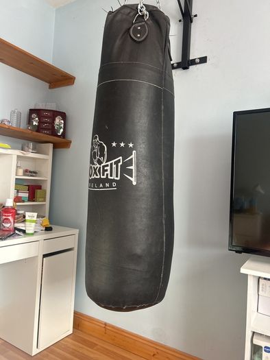 Box fit boxing bag plus wall bracket