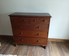 Mahogany chest of drawers