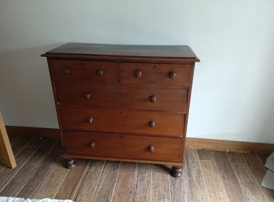 Mahogany chest of drawers
